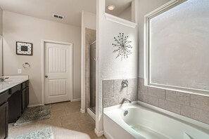 Shower, hair dryer, towels, soap - Spacious Oasis 5BR/4BA•Lackland AFB BMT•Riverwalk (San Antonio)