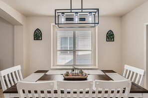 Dining - Spacious Oasis 5BR/4BA•Lackland AFB BMT•Riverwalk! (San Antonio)