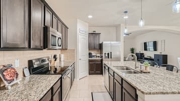 Kylskåp, mikrovågsugn, ugn och spishäll