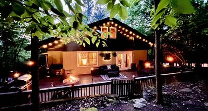 Movies under the Stars/Storybook Chalet on Beech Mtn/Concerts/Hiking/Hot Tub/Pet