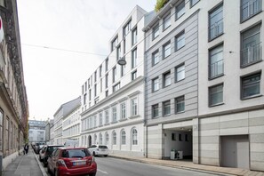 Exterior - New Reno Innere Stadt 1BR w/ Balcony & Elevator, nr Metro, by Blueground (Vienna)