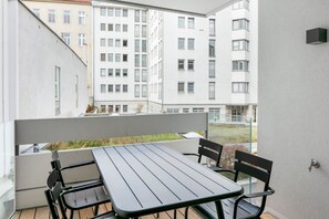 Outdoor dining - New Reno Innere Stadt 1BR w/ Balcony & Elevator, nr Metro, by Blueground (Vienna)