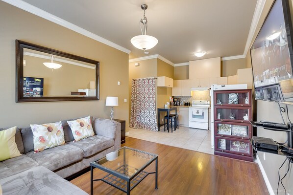 Smart TV, fireplace, Netflix, streaming services