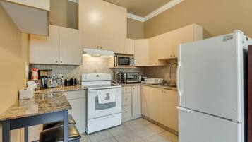 Fridge, microwave, stovetop, dishwasher