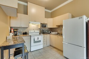 Fridge, microwave, stovetop, dishwasher