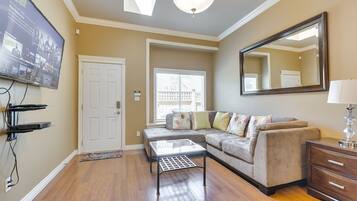 Smart TV, fireplace, Netflix, streaming services