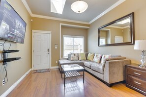 Smart TV, fireplace, Netflix, streaming services