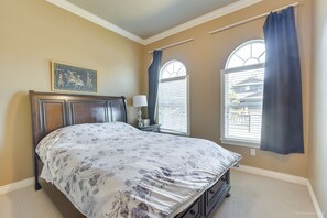 4 habitaciones, tabla de planchar con plancha, wifi y ropa de cama 