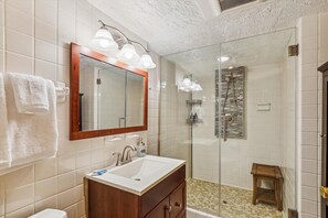 Badewanne, Haartrockner, Handtücher