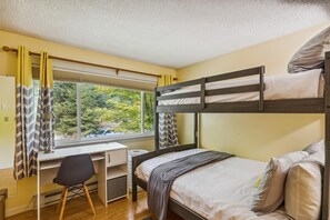 3 bedrooms, desk, iron/ironing board, free WiFi