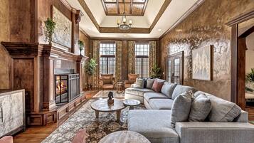 TV connectée, cheminée, livres, chaßne hi-fi