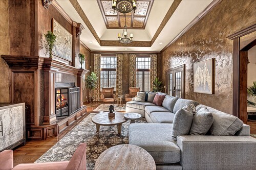 Luxurious & Spacious Bentonville Custom European Home- Remodel-w/Oasis Pool!