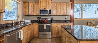 Ski-in/out condo w/great views, electric burning fireplace & great location! - Big Horn Powder Run