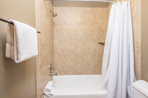 Ensemble douche/baignoire, sèche-cheveux, serviettes fournies, savon