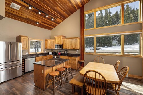 Ski-in/out condo w/great views, electric burning fireplace & great location! - Big Horn Powder Run