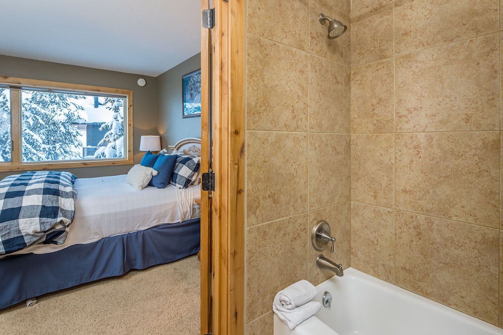 Skiin/out condo w/great views, electric burning fireplace & great