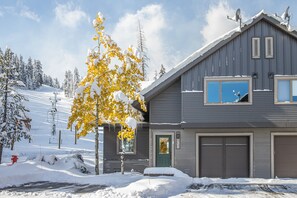 Exterior - Ski-in/out condo w/great views, electric burning fireplace & great location! - Big Horn Powder Run (Big Sky)