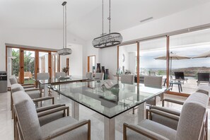 Family dining - Gorgeous estate in Puerto Los Cabos golf and beach community (San José del Cabo)