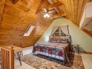 2 bedrooms, desk, iron/ironing board, WiFi - Into the woods 45 Min to Asheville w/ Hot Tub (Marion)