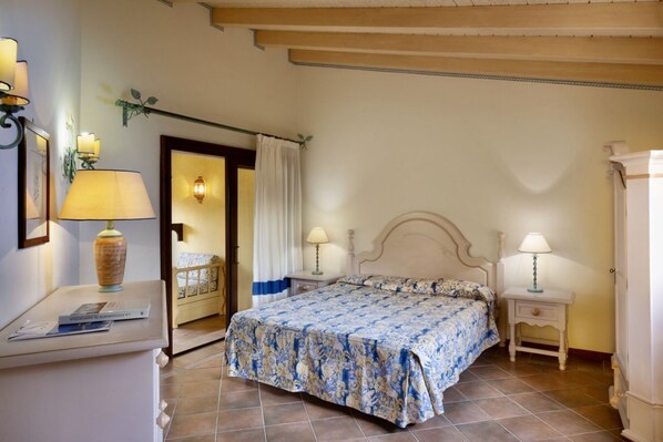 1 habitación, tabla de planchar con plancha, cuna de viaje y wifi 