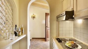 Frigorifero, microonde, piano cottura, macchina per tè/caffè