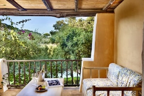 Property grounds - 60 m2. The apartment consists of a double bedroom, living room with sofa and separate kitchenette, bathroom. <br>The apartments can be on the first floor with a veranda overlooking the sea or garden, or on the ground floor with a veranda and garden. <br> (Liscia di Vacca)