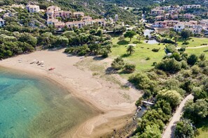 Beach - 60 mq. The appartment consists of a double bedroom, living room with sofa bed and separate kitchenette, bathroom.The flats can be on the first floor with sea view or garden view, or on the ground floor with veranda and garden.They are equipped with:TVhai (Porto Cervo/Liscia di Vacca)