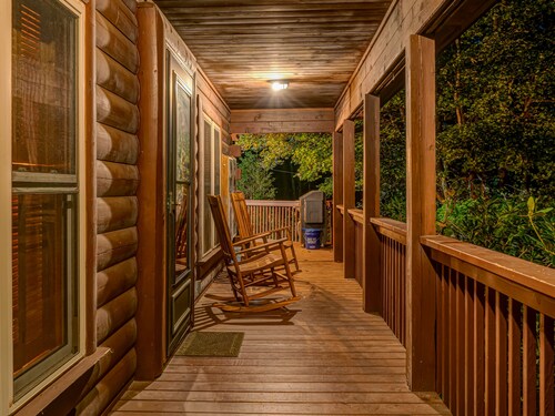 Luxury Cabin 45 Min to Asheville |Hot Tub|Fire pit