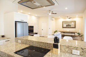 Refrigerador, microondas, horno y parrilla de estufa 
