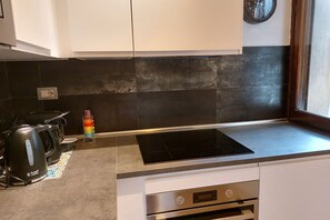 冷蔵庫、電子レンジ、オーブン、コンロ