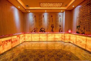 Una habitación con piso estampado, una recepción y elementos decorativos en la pared.