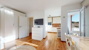 Unclassified image, 4 of 7, button