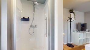Dusche, Haartrockner, Handtücher
