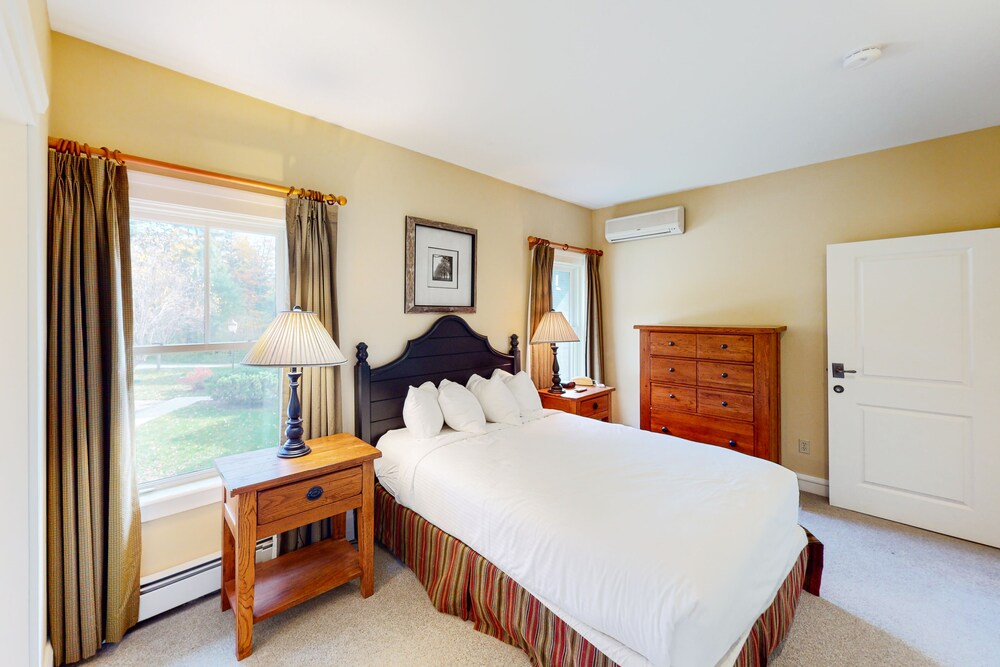 Twostory townhome with forest/mountain view, gas fireplace, pool, gym