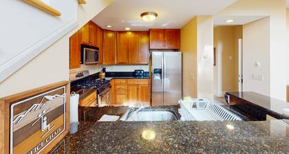 Two-story townhome with forest/mountain view, gas fireplace, pool, gym & saunas