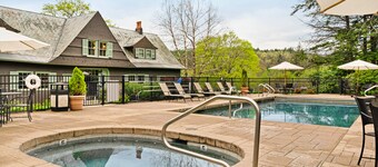 Two-story townhome with forest/mountain view, gas fireplace, pool, gym & saunas