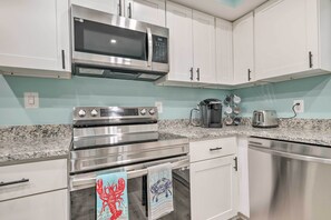 Fridge, microwave, stovetop, dishwasher - Updated North Beach Cottage: Pet Friendly! (North Beach)