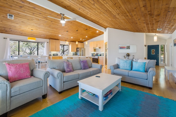 Smart TV, lareira, mesa de pingue-pongue, livros