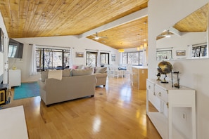 Smart TV, lareira, mesa de pingue-pongue, livros