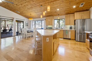 Fridge, microwave, oven, stovetop - MOUNTAIN TOP WITH 4 ACRES AND SPECTACULAR VIEWS WITH HOT TUB (Three Rivers)