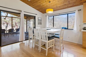 Dining - MOUNTAIN TOP WITH 4 ACRES AND SPECTACULAR VIEWS WITH HOT TUB (Three Rivers)