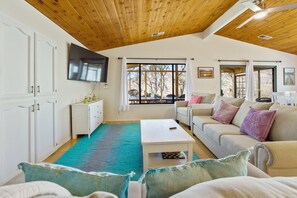 Smart TV, fireplace, ping pong, books - MOUNTAIN TOP WITH 4 ACRES AND SPECTACULAR VIEWS WITH HOT TUB (Three Rivers)