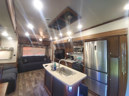 Luxury RV nested in a country setting,  Only 9 minutes from Sanford airport!