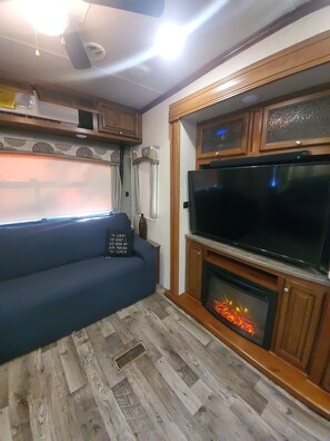 Smart-TV, Kamin, DVD-Player, Stereoanlage