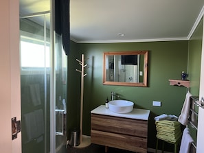 Shower, hair dryer, towels, soap - Daydream House, Peaceful, sunrise/set views across the lake (Rotorua)