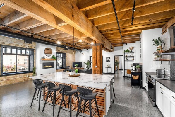 Fridge, microwave, oven, stovetop - L'Etoile du Nord | The Brix | Pool in Canal Park! (Duluth)