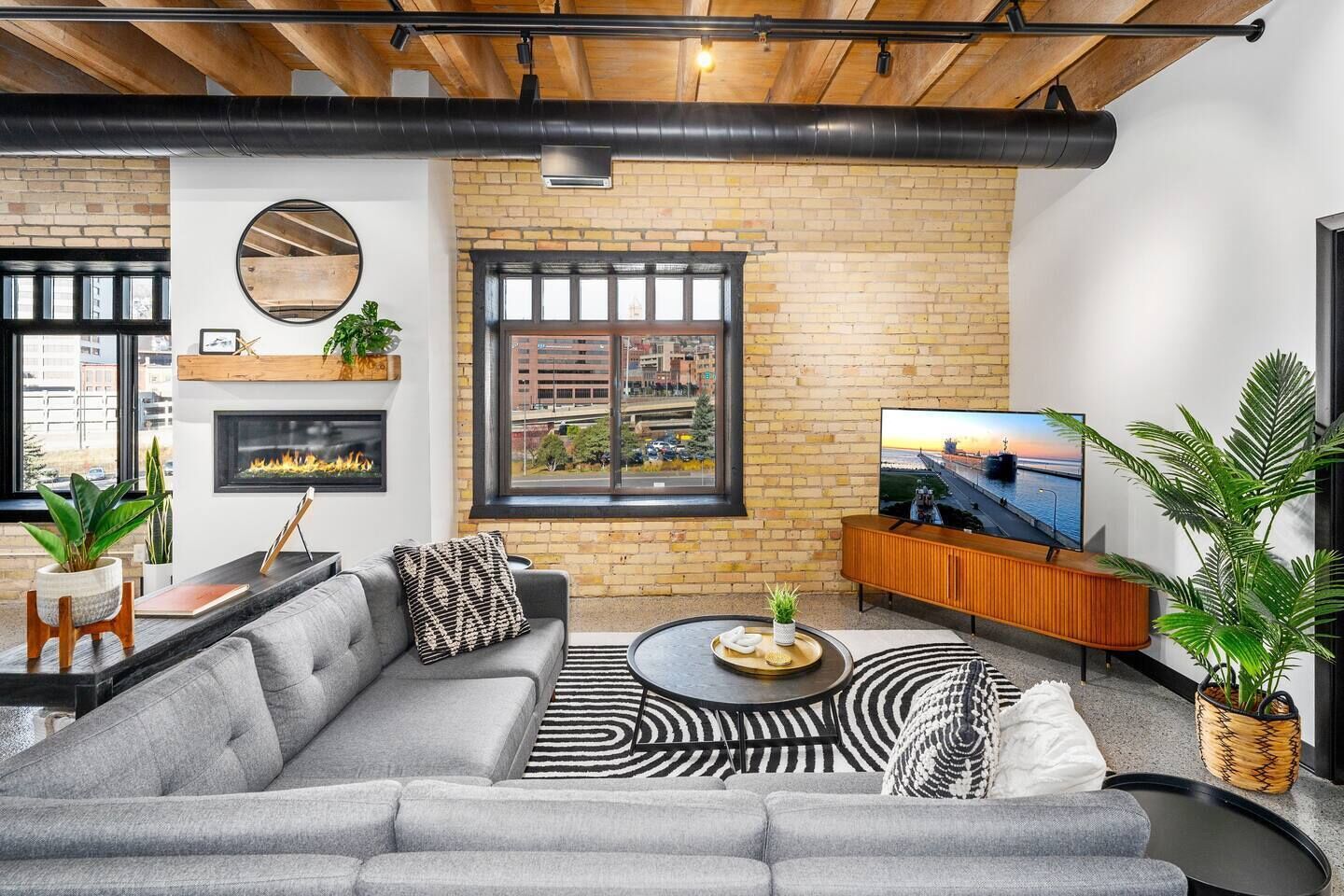 Älytelevisio, takka, pöytäjalkapallopöytä, kirjoja