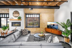 Smart TV, fireplace, foosball, books - L'Etoile du Nord | The Brix | Pool in Canal Park! (Duluth)