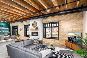 Smart TV, fireplace, foosball, books - L'Etoile du Nord | The Brix | Pool in Canal Park! (Duluth)