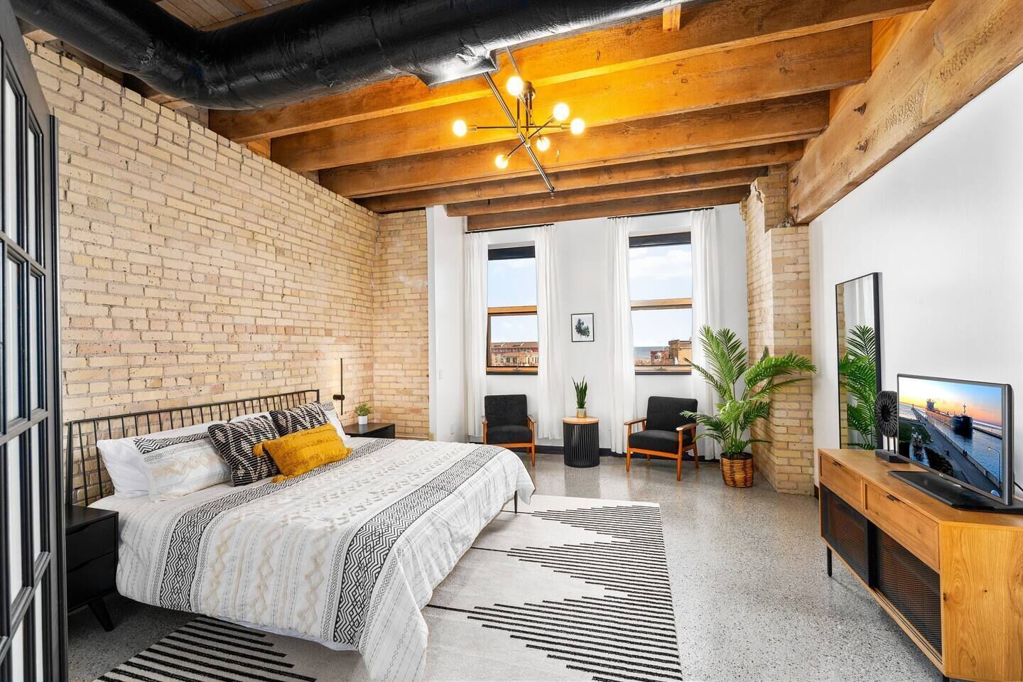 3 bedrooms, desk, iron/ironing board, travel crib